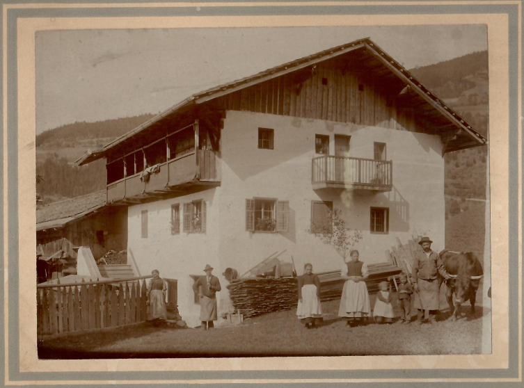 Historical view of the Ganoihof, around 1913